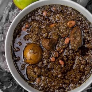 طرز تهیه خورش قورمه سبزی خوشمزه و مجلسی + ترفند جا افتادن و روغن انداختن طرز تهیه خورش قورمه سبزی خوشمزه و مجلسی + ترفند جا افتادن و روغن انداختن