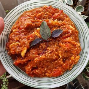 طرز تهیه میرزا قاسمی خوشمزه و مخصوص رستوران های گیلان + فوت و فن‌ها